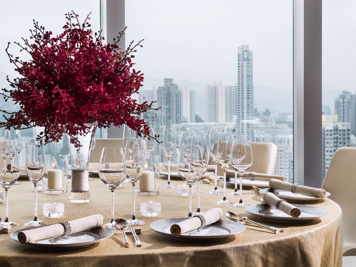 位于旺角的香港康得思酒店提供设备齐全的多功能会议及活动场地，包括各式会议室及宴会厅，是举办研讨会或小型商务会议的理想场地。